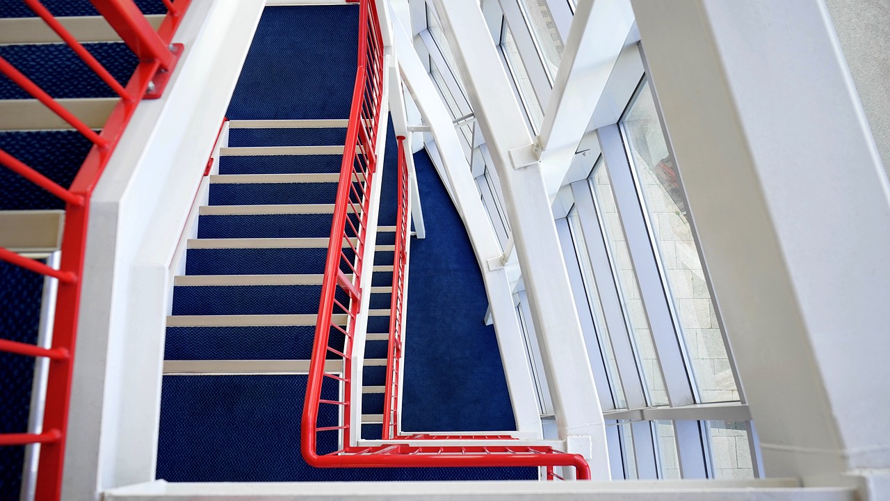 saubere Treppe mit rotem Gelände