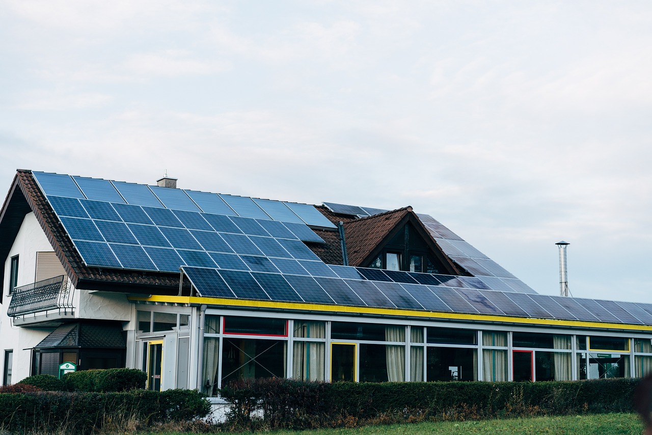 Hausdach komplett mit sauberer Photovoltaikanlage bedeckt